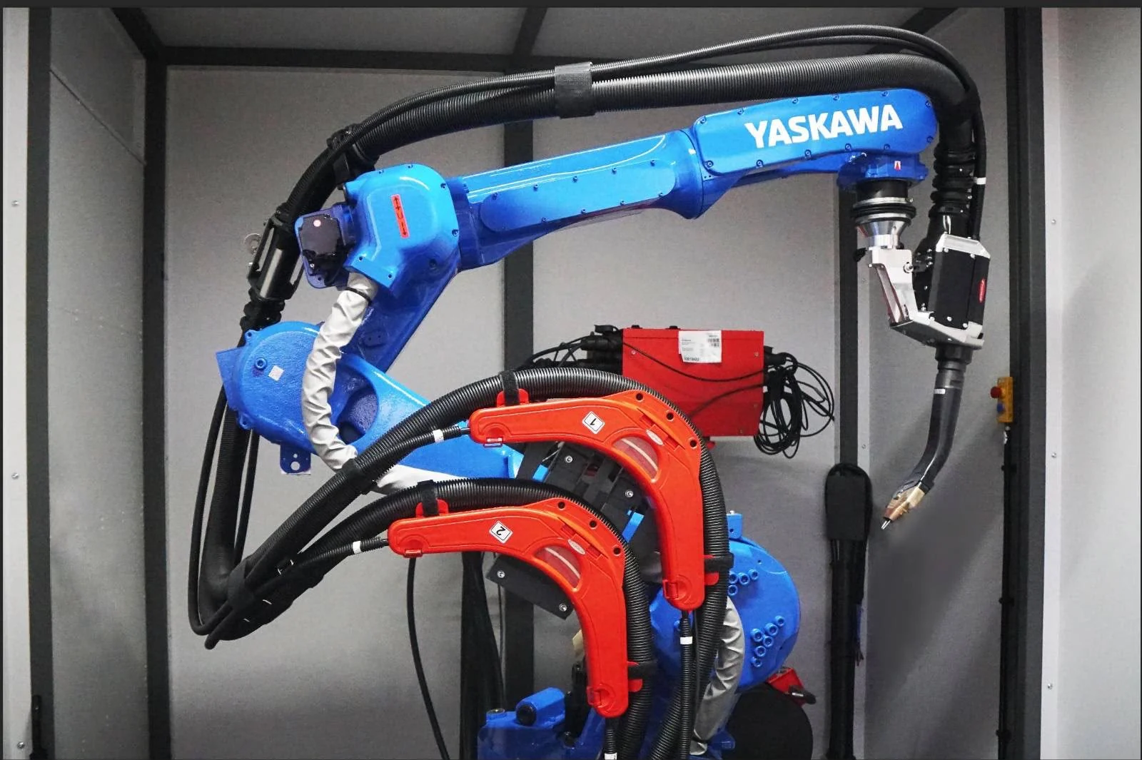 Robot Yaskawa z palnikiem spawalniczym